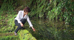 湧水池と志娥慶香さん