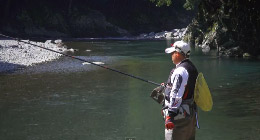 川辺川で釣りをする鮒田さん